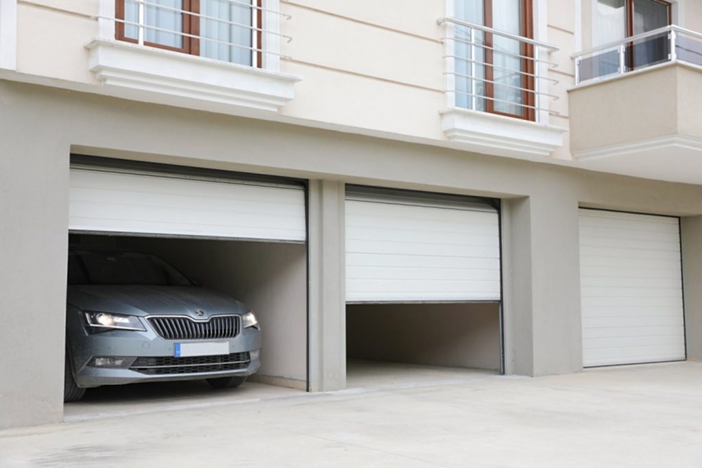 Endüstriyel kullanıma uygun, pencereli seksiyonel garaj kapısı