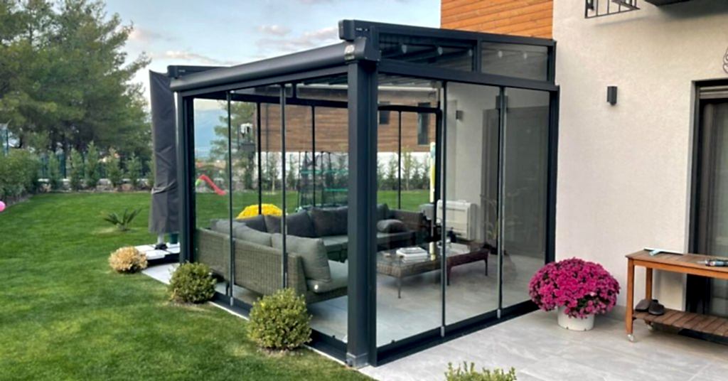 Sürgülü cam sistemli ahşap çerçeveli kış bahçesi uygulaması