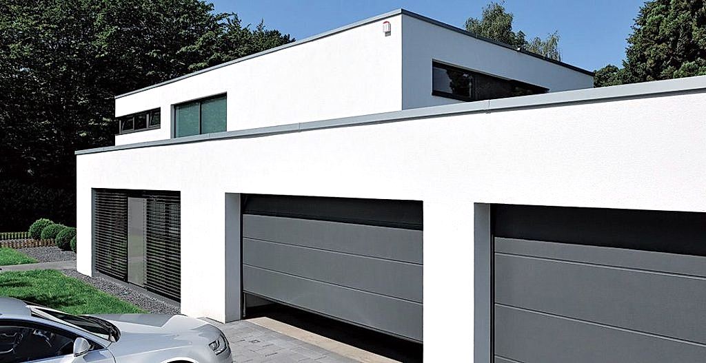 Endüstriyel kullanıma uygun, pencereli seksiyonel garaj kapısı