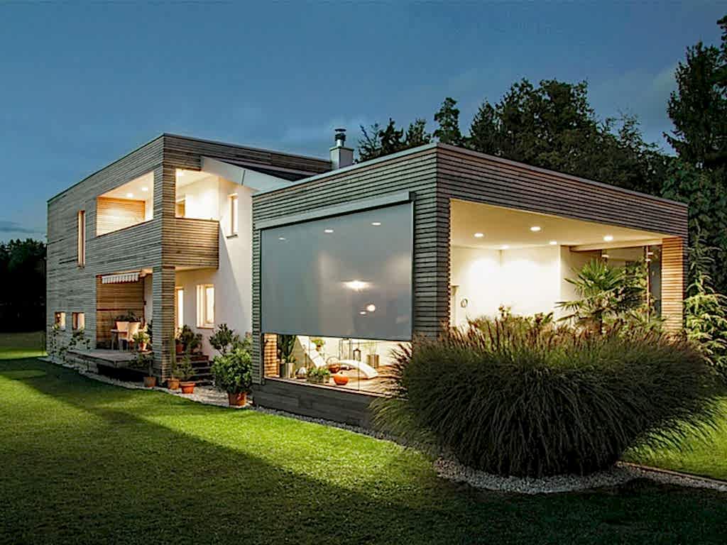 Zip perde sistemi ile kapatılmış modern kış bahçesi alanı