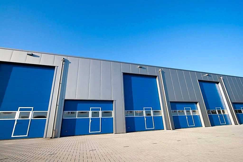 Endüstriyel kullanıma uygun, pencereli seksiyonel garaj kapısı