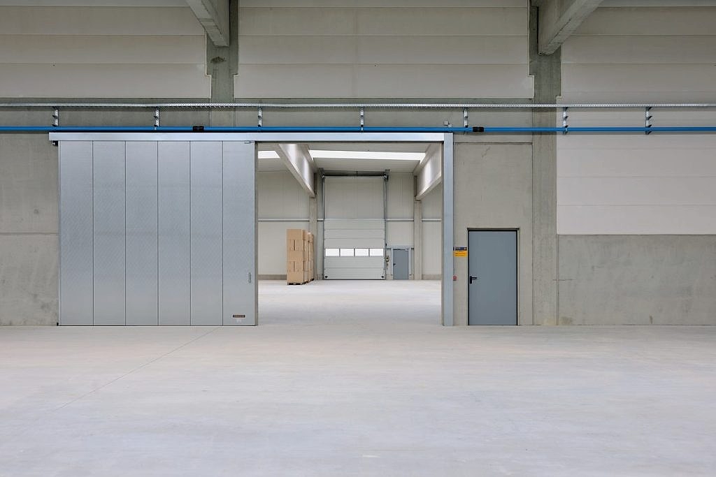 Endüstriyel kullanıma uygun, pencereli seksiyonel garaj kapısı