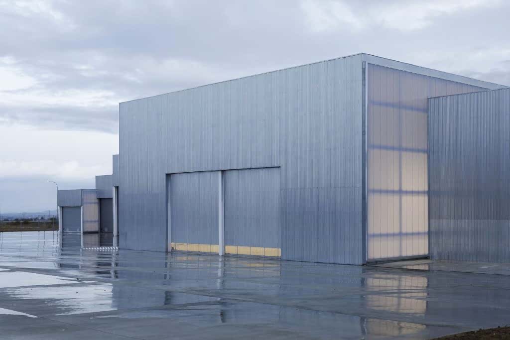 Endüstriyel kullanıma uygun, pencereli seksiyonel garaj kapısı hangar kapısı