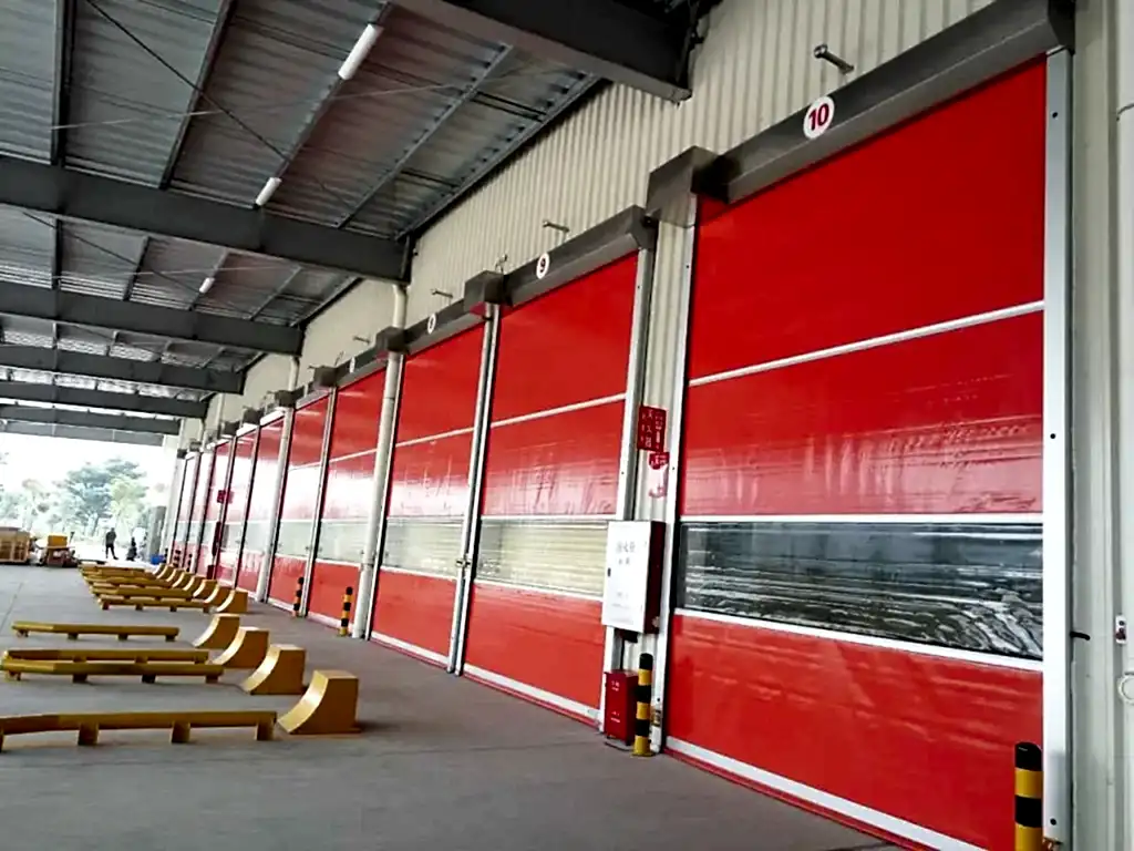 Endüstriyel alanlar için tasarlanmış hızlı açılır PVC kapı, renkli ve camlı branda detaylı