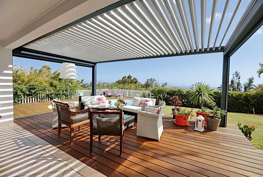 Camlı pergola sistemli modern bahçe oturma alanı – dış mekan yaşam alanı tasarımı rolling roof sistem