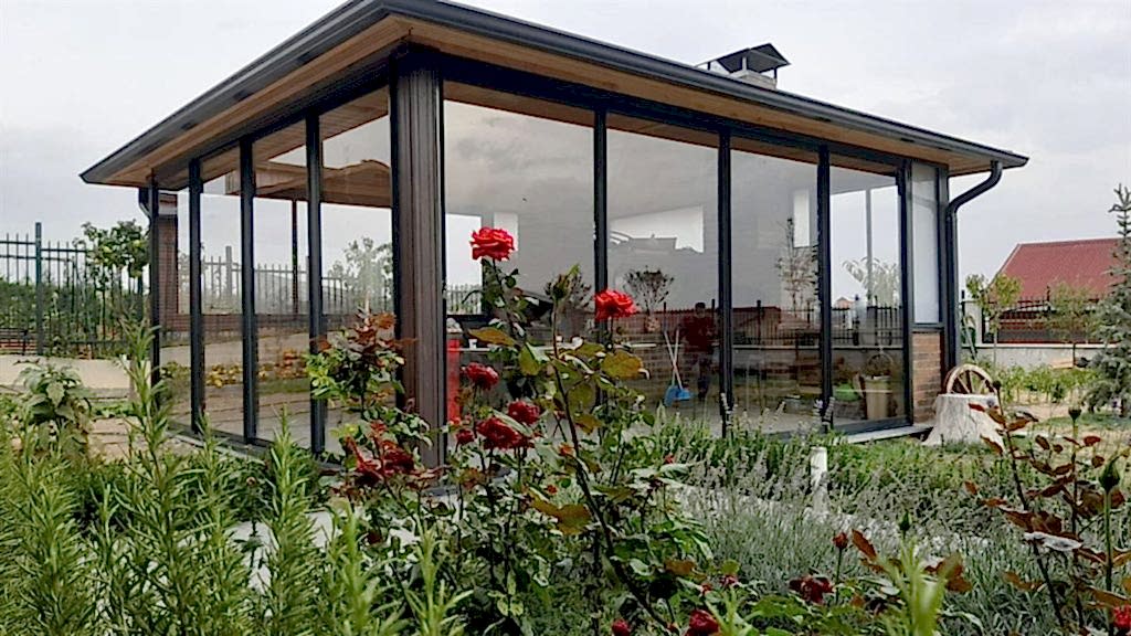 Sürgülü cam sistemli ahşap çerçeveli kış bahçesi uygulaması