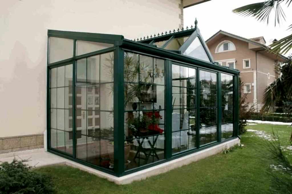 Sürgülü cam sistemli yeşil çerçeveli kış bahçesi uygulaması