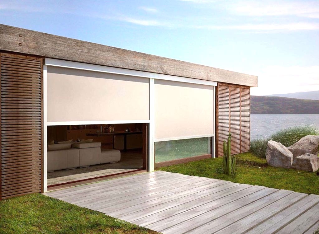 Zip perde sistemi ile kapatılmış modern kış bahçesi alanı