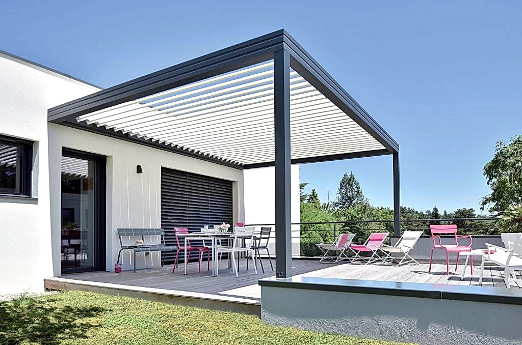 Camlı pergola sistemli modern bahçe oturma alanı – dış mekan yaşam alanı tasarımı rolling roof sistem