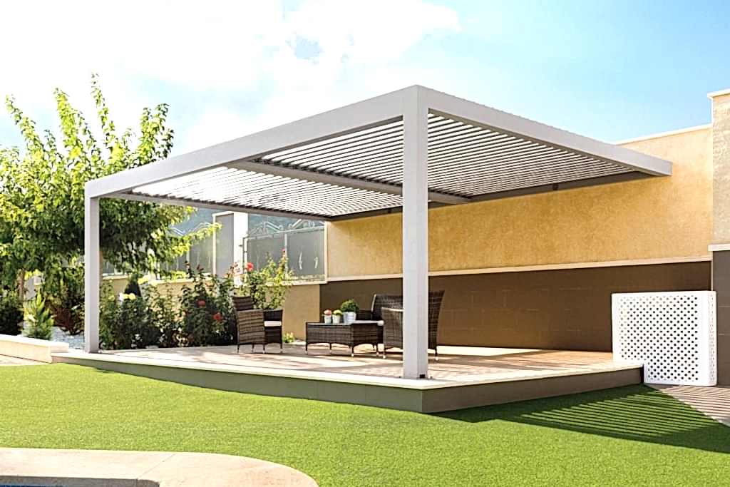 Camlı pergola sistemli modern bahçe oturma alanı – dış mekan yaşam alanı tasarımı rolling roof sistem