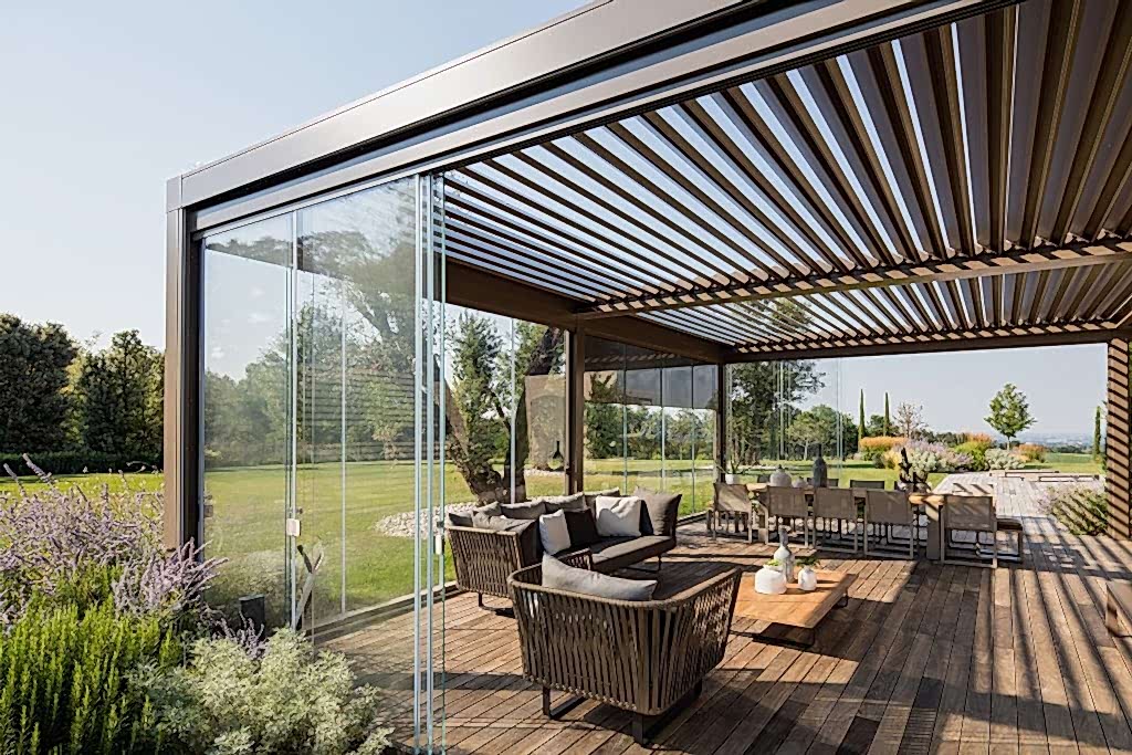 Camlı pergola sistemli modern bahçe oturma alanı – dış mekan yaşam alanı tasarımı rolling roof sistem