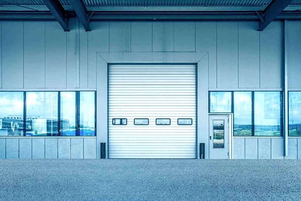 Endüstriyel kullanıma uygun, pencereli seksiyonel garaj kapısı