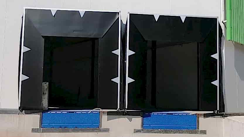 Lojistik depo yükleme alanında kullanılan yükleme körüğü