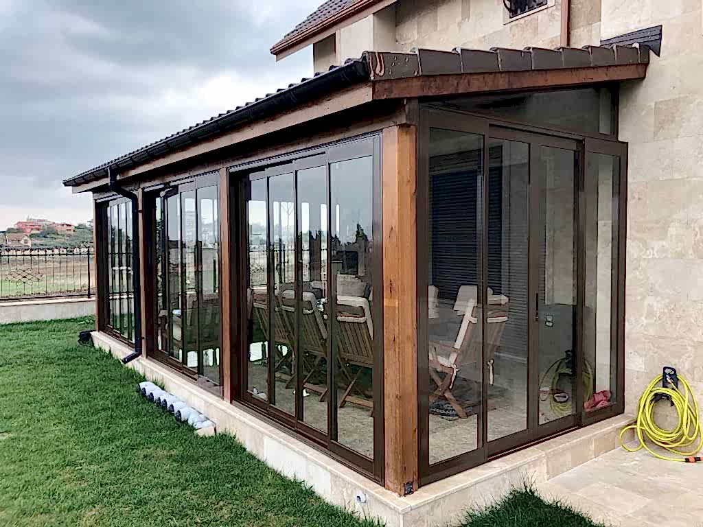 Sürgülü cam sistemli ahşap çerçeveli kış bahçesi uygulaması