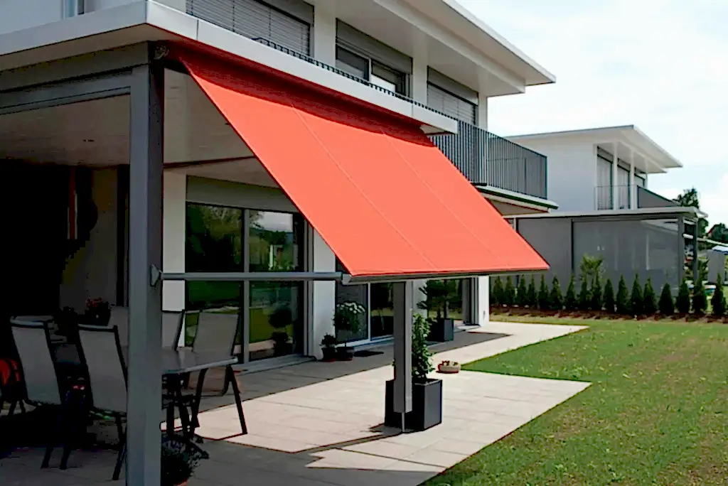 Dış cepheye uygulanan açık bej renkli win tente sistemi