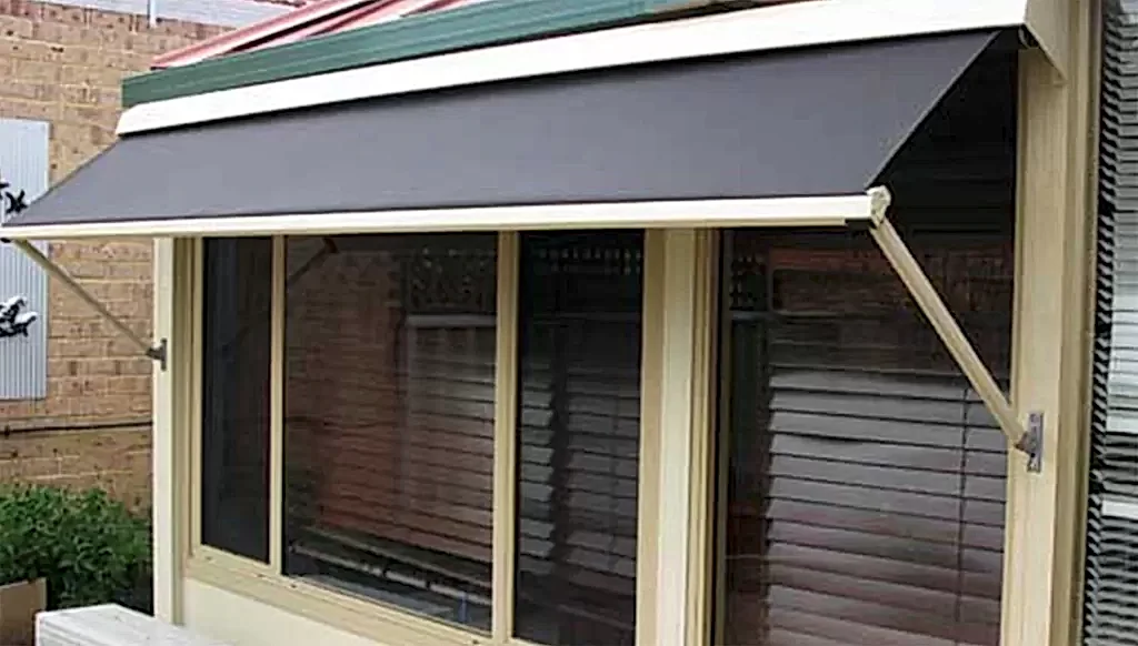 Dış cepheye uygulanan açık bej renkli win tente sistemi