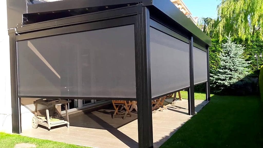 Zip perde sistemi ile kapatılmış modern kış bahçesi alanı