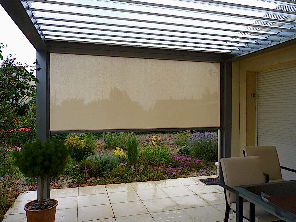 Zip perde sistemi ile kapatılmış modern kış bahçesi alanı